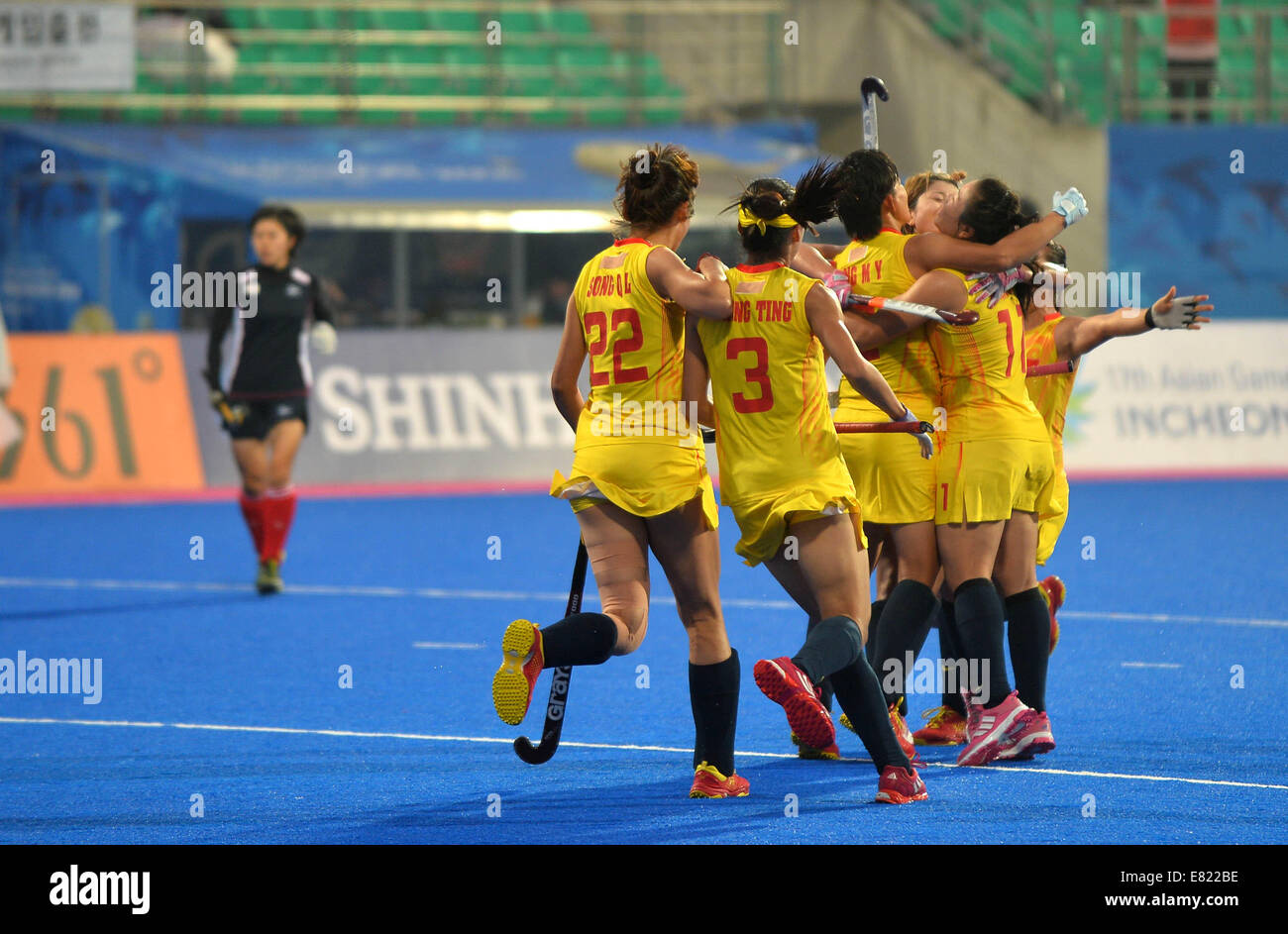 Incheon, South Korea. 29th Sep, 2014. Players of China celebrate after the women's hockey semifinal match against Japan at the 17th Asian Games in Incheon, South Korea, Sept. 29, 2014. China won 1-0. © Zhu Zheng/Xinhua/Alamy Live News Stock Photo