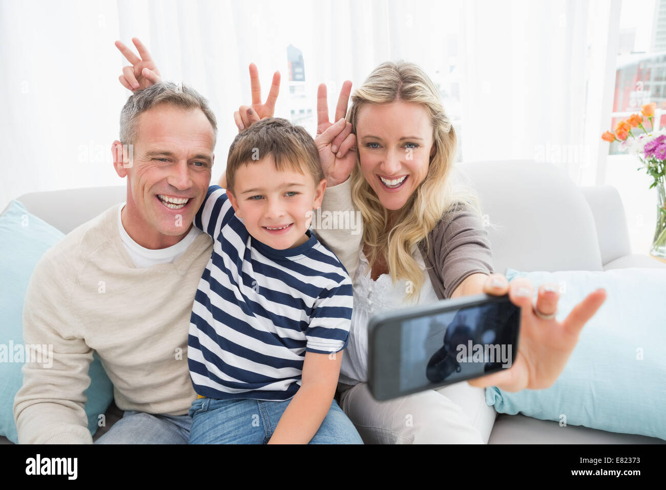 Личное семейное телефон. Family with Phones. Семья фотографирует себя. Smart Family pic with Electronics.