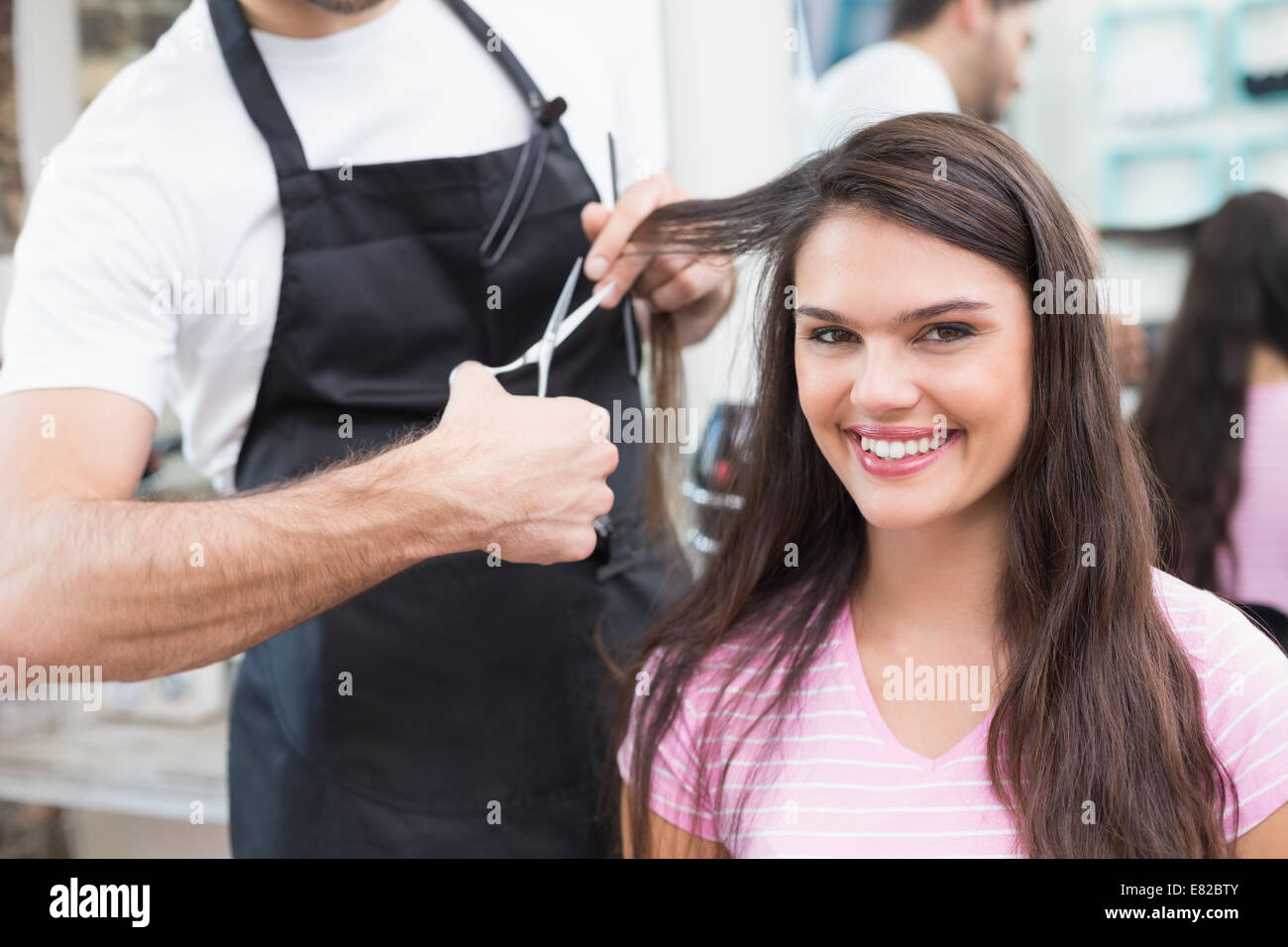 волосы в парикмахерской. женская стрижка в салоне. девушка стрижется. стрижка волос. стрижка волос.
