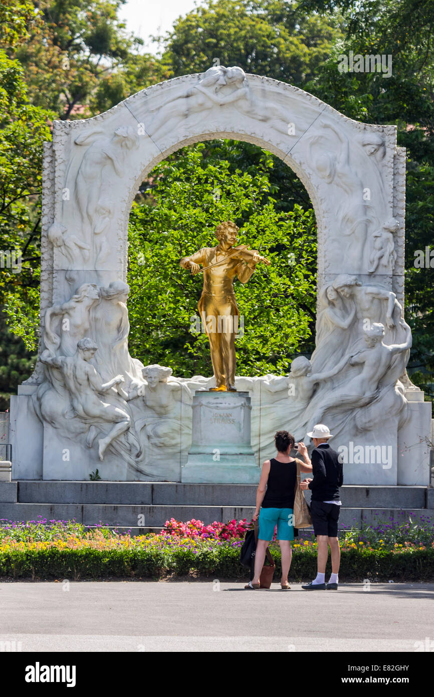 Austria, Vienna, two tourists photographing the monument of Johann Strauss at the city park Stock Photo