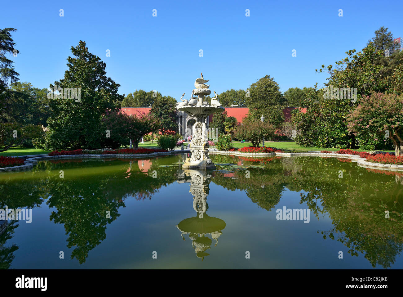 Turkey, Istanbul, Swan fountain in the garden at Dolmabahce Palace Stock Photo