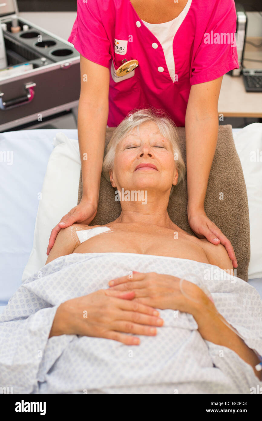 Comfort care and well-being made by an auxiliary nurse trained to 'feel well-being' to improve the overall care of hospitalized Stock Photo
