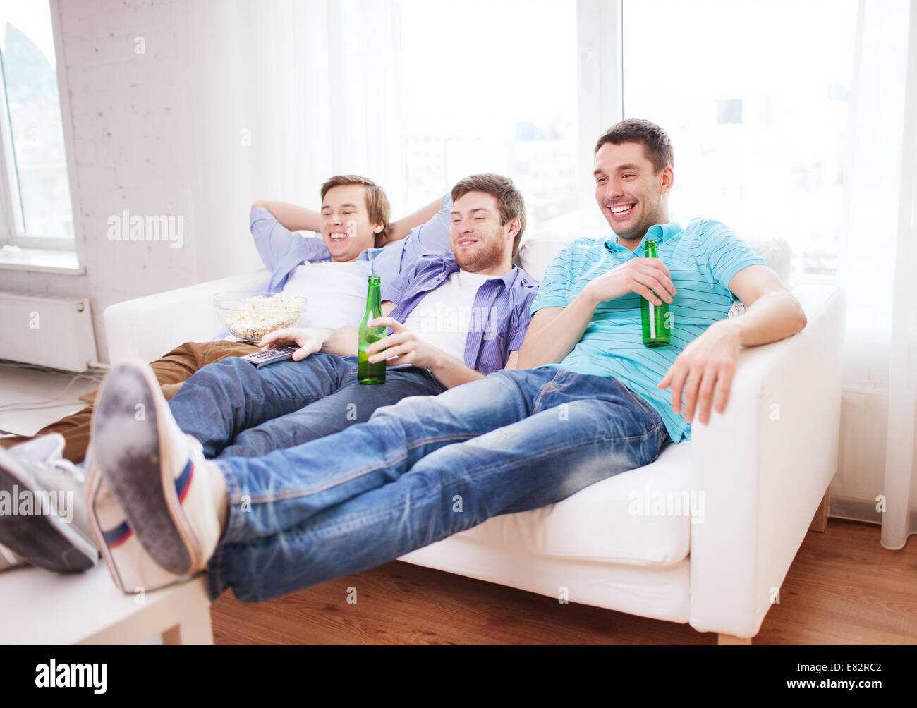 Пригласил девушку домой. Девушка приглашает в дом. Вопросы на 1 свидании парню. Парень пригласил девушку домой. Встреча друзей дома.