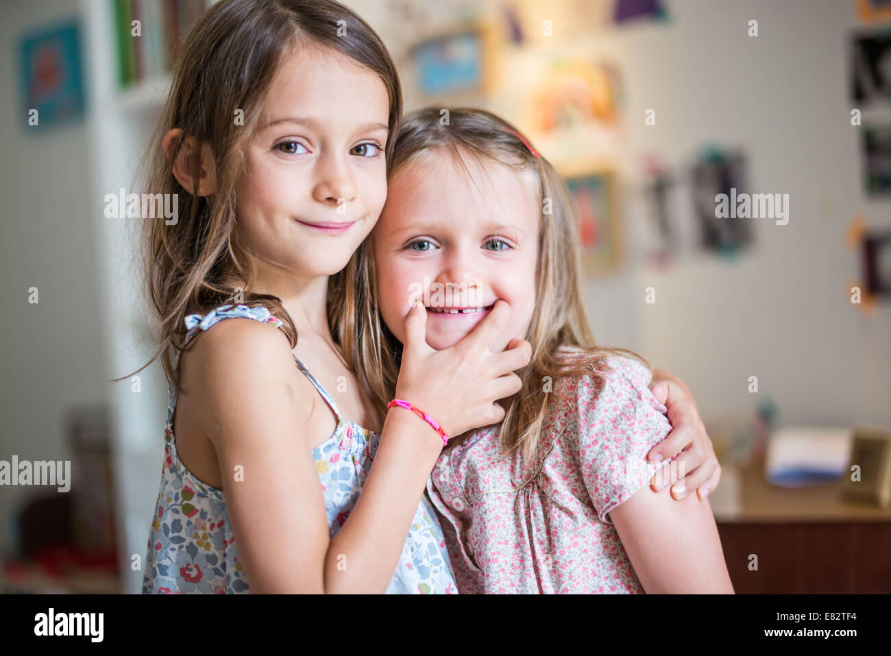 5 and 7 year old sisters Stock Photo - Alamy