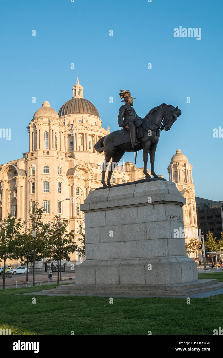King Edward 7th bronze statue, and Port of Liverpool Building, Pier Head, Liverpool, Merseyside UK Stock Photo