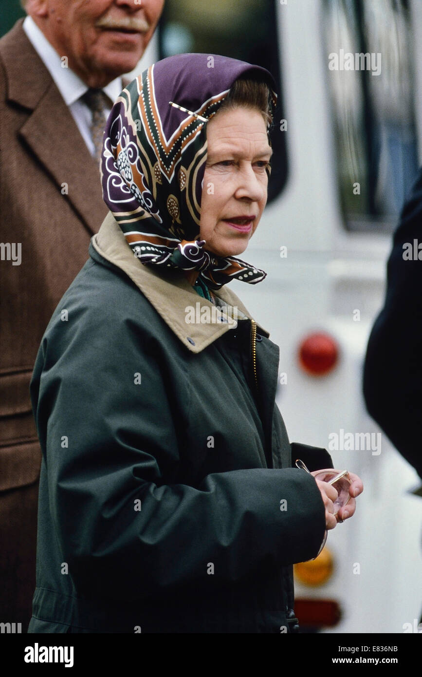 Queen Elizabeth II, wearing a headscarf and green waxed jacket, at the Royal Windsor Horse Show. 13 May 1989 Stock Photo