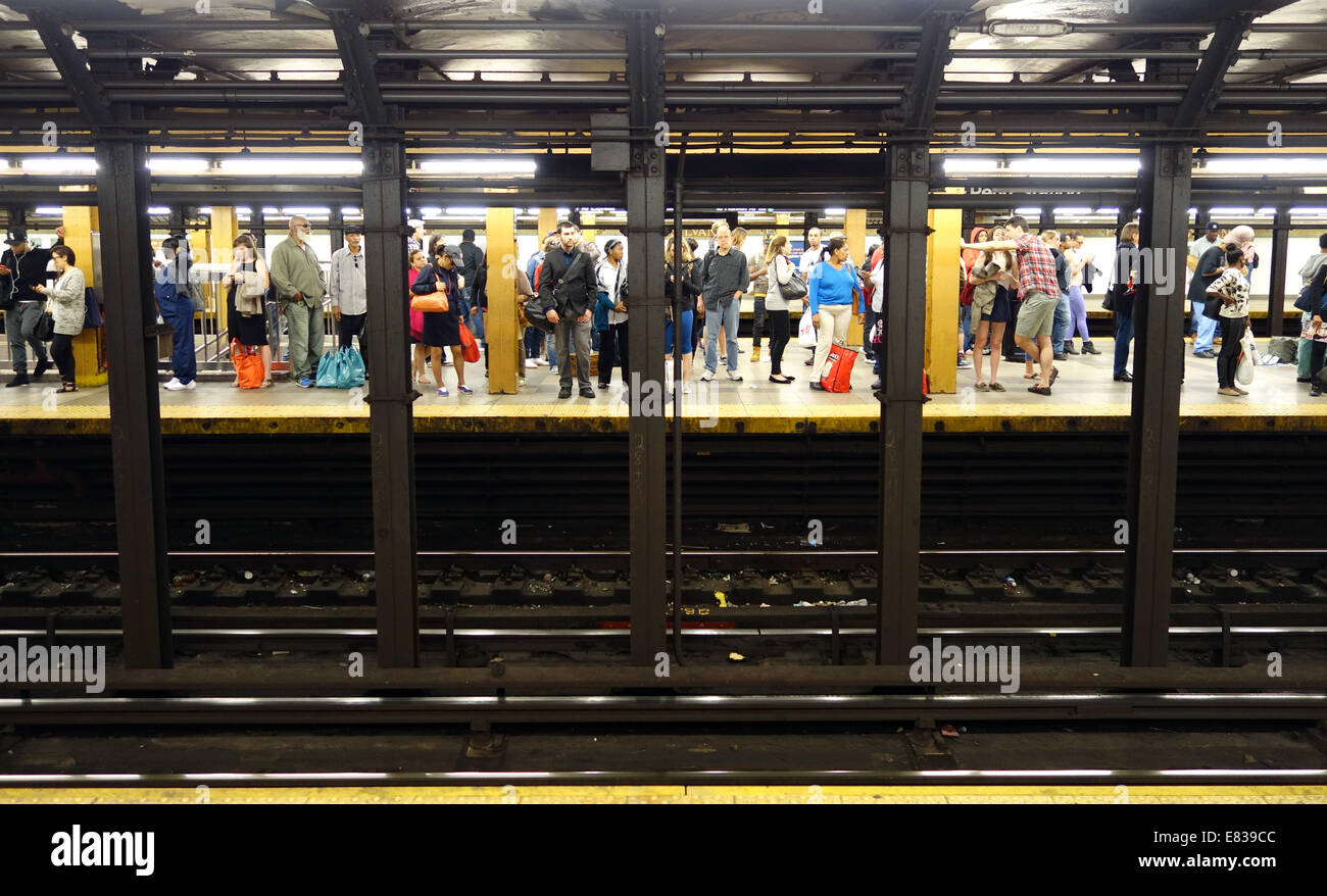 People waiting for a train on a subway platform in New York City Stock Photo Alamy People waiting for a train on a subway platform in New York City Stock Photo Alamy