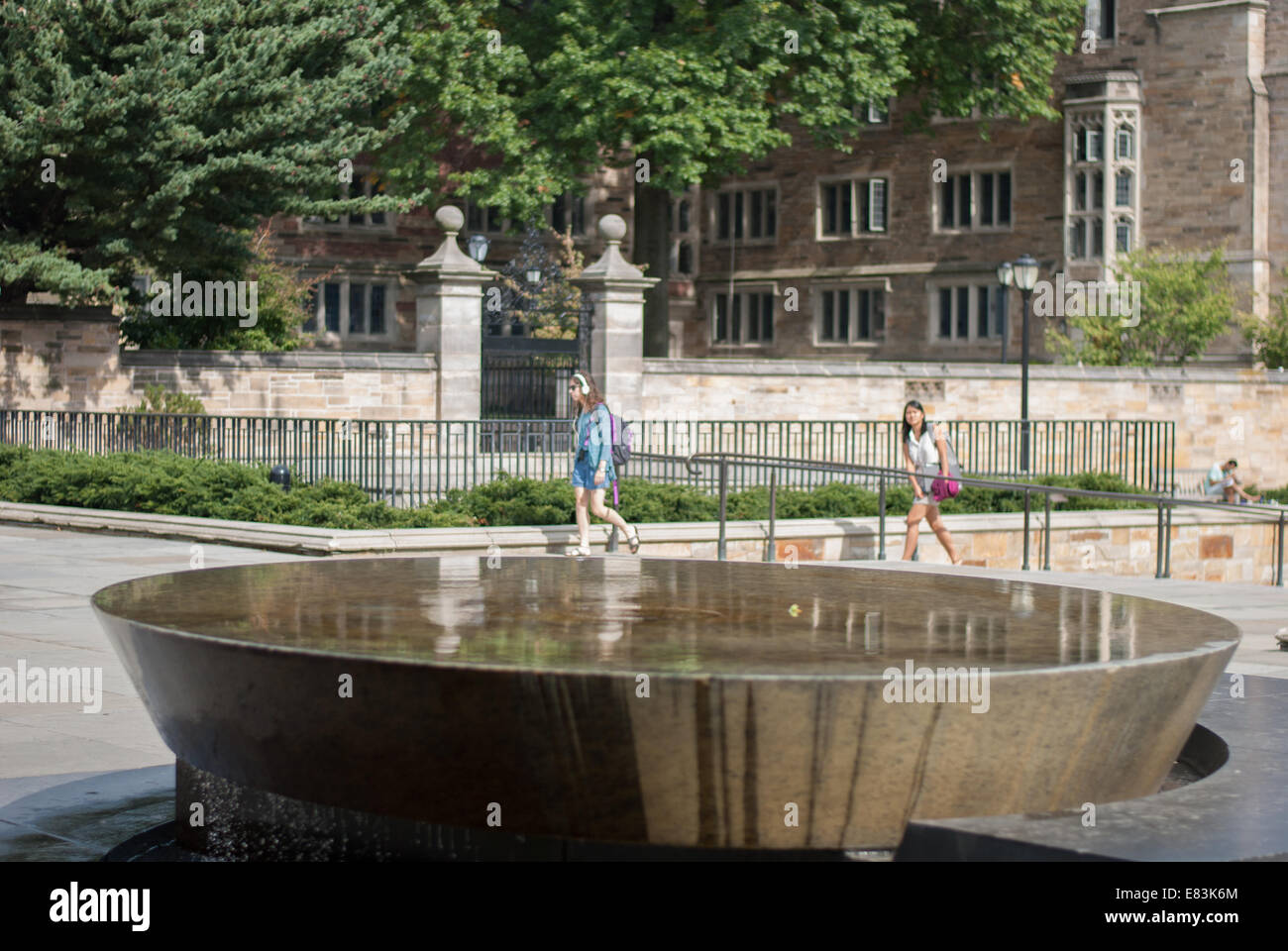 Students walk down Rose Walk at Yale University in New Haven near the Women's Table in Connecticut, USA Stock Photo
