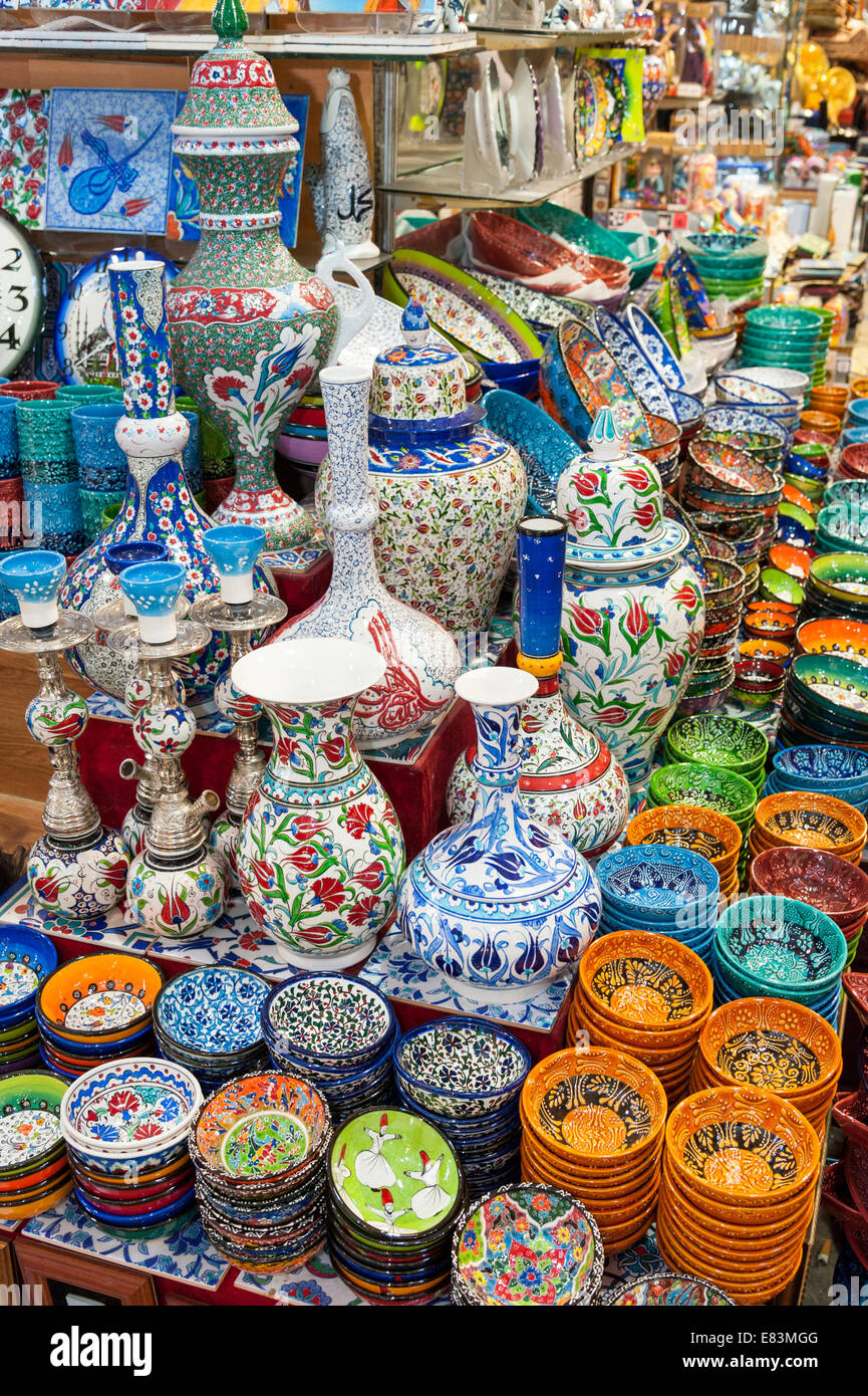 Colourful ceramics for sale in the Grand Bazaar, Istanbul, Turkey Stock Photo