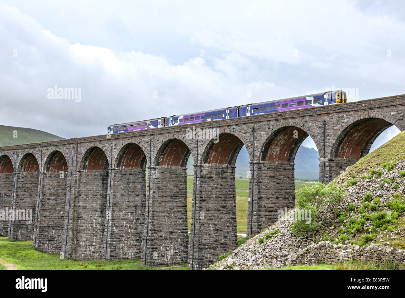 Train crossing the Ribblehead Viaduct on the Settle-Carlisle Railway line, North Yorkshire, England, UK Stock Photo