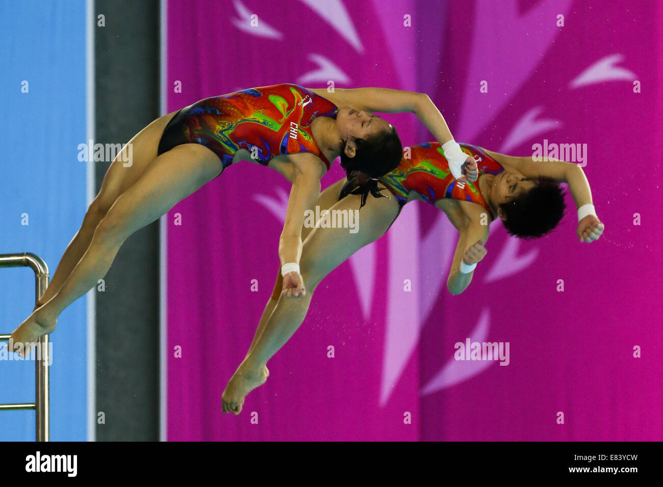 Incheon, South Korea. 30th Sep, 2014. Chen Ruolin (L) and Liu Huixia of ...