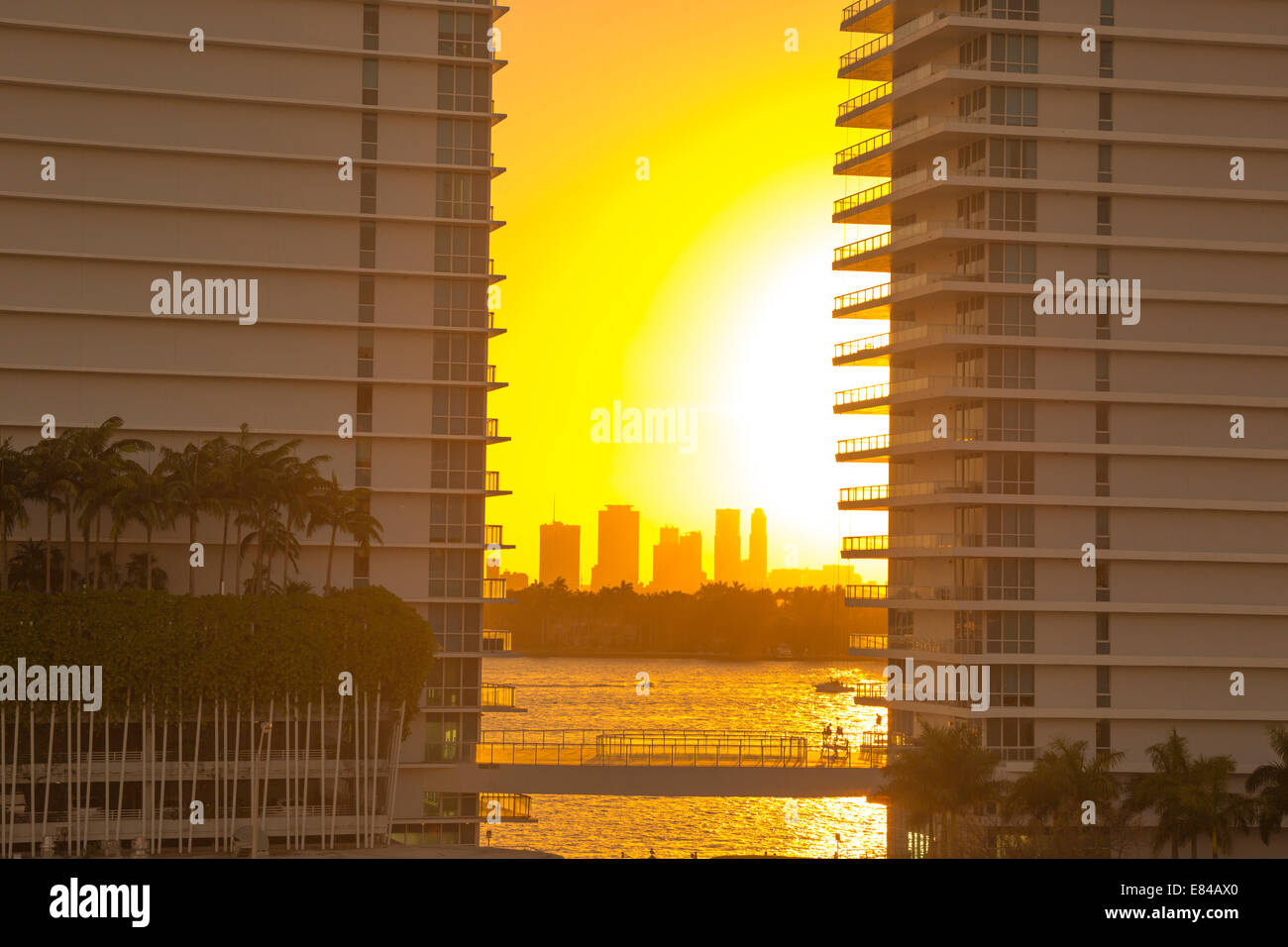 DOWNTOWN SKYLINE THROUGH SOUTH BEACH APARTMENT BUILDINGS MIAMI BEACH MIAMI FLORIDA USA Stock Photo
