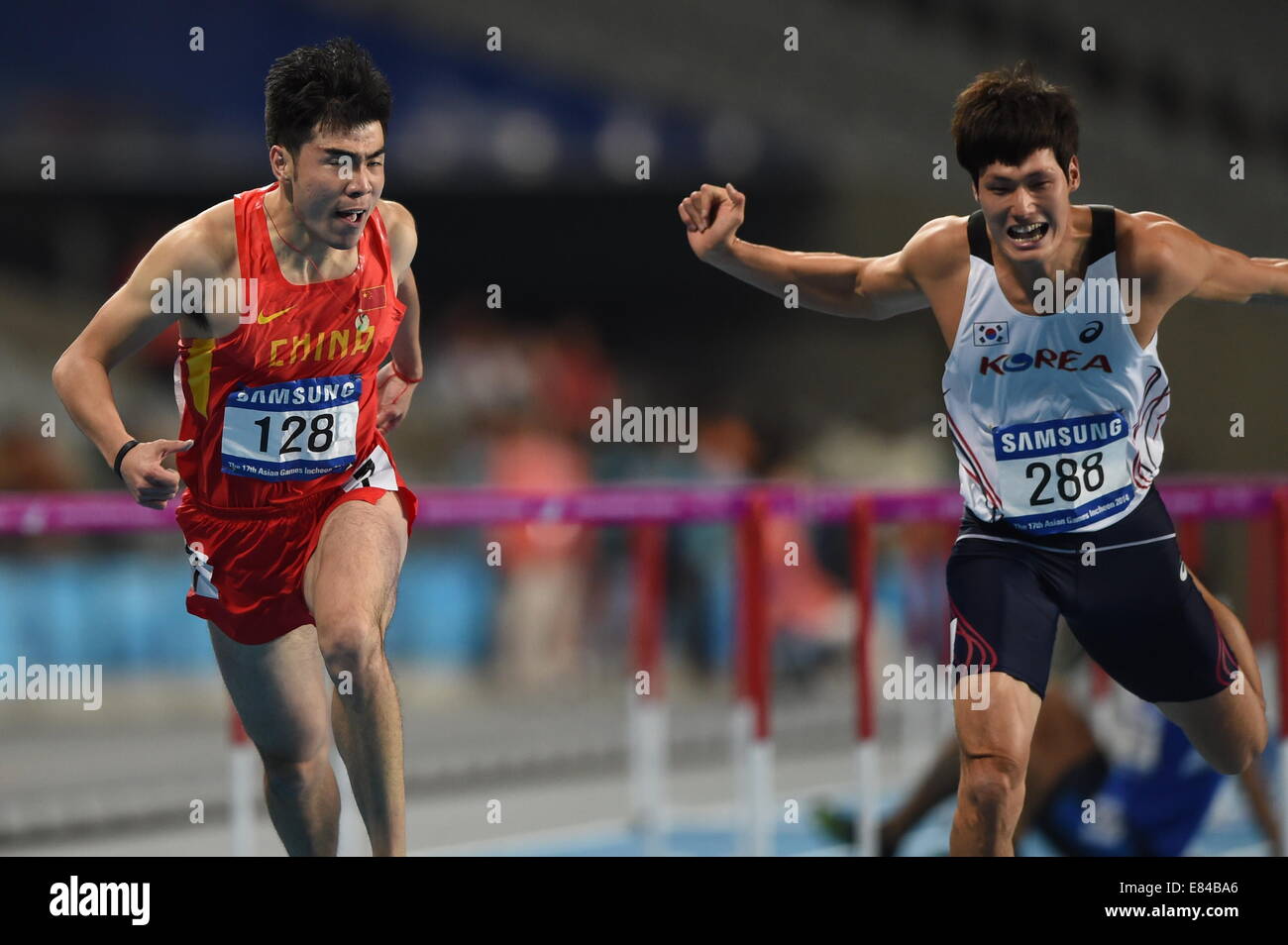 Incheon, South Korea. 30th Sep, 2014. Xie Wenjun (L) of China sprints ...