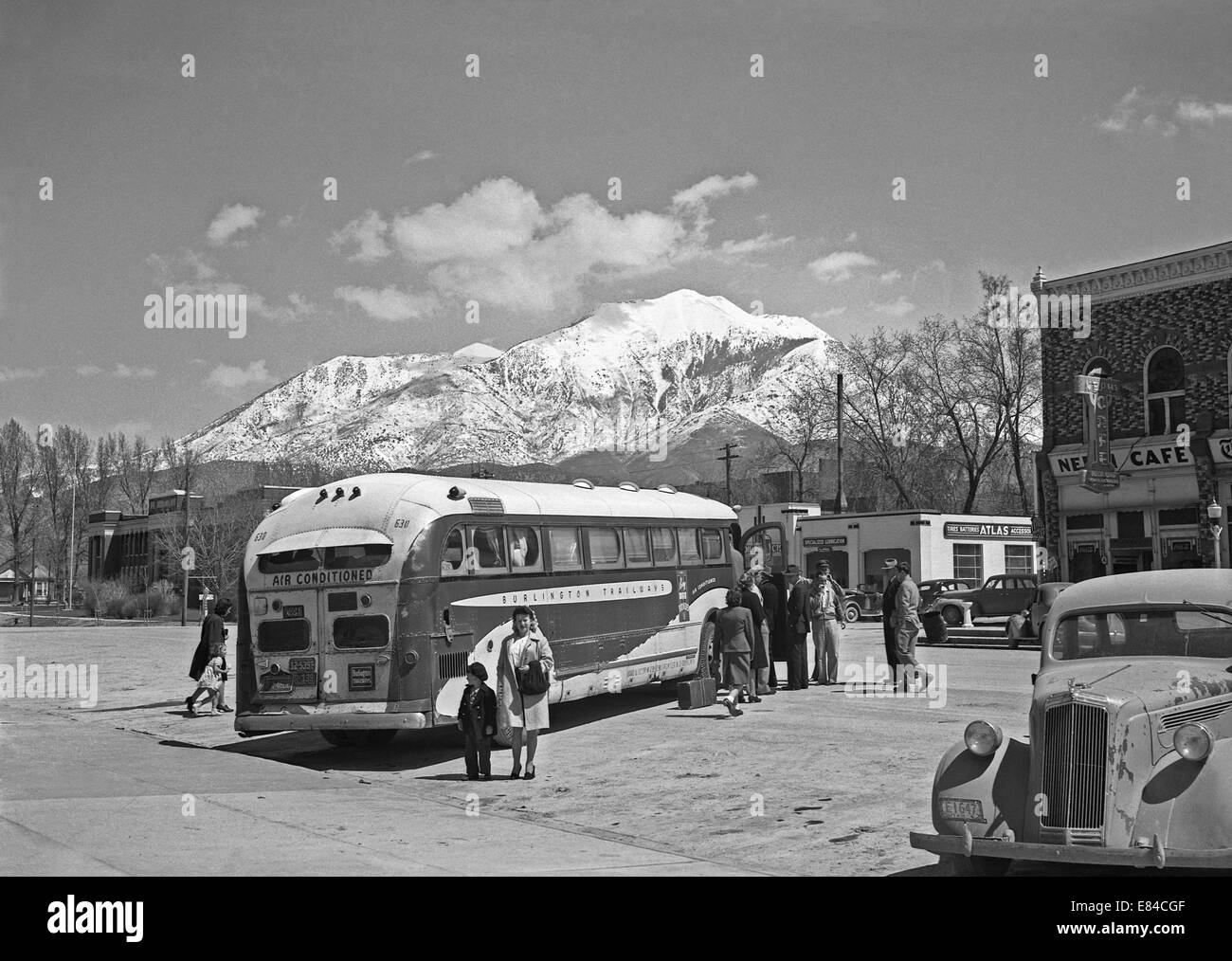 Passengers boarding an a Burlington Trailways bus on the corner of Main and 100 Streets in Nephi, Utah, USA c. 1955 Stock Photo