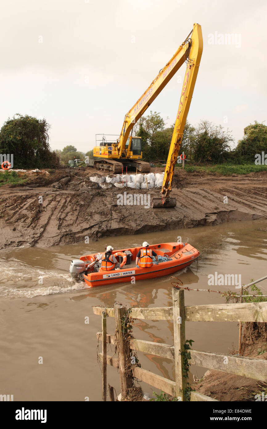 Burrowbridge, Somerset, UK. 30th September, 2014.  Dredging continues along the River Parrett on the Somerset Levels. Today EA safety crews monitor an operation to take river silt from mid channel of the Parrett. Stock Photo
