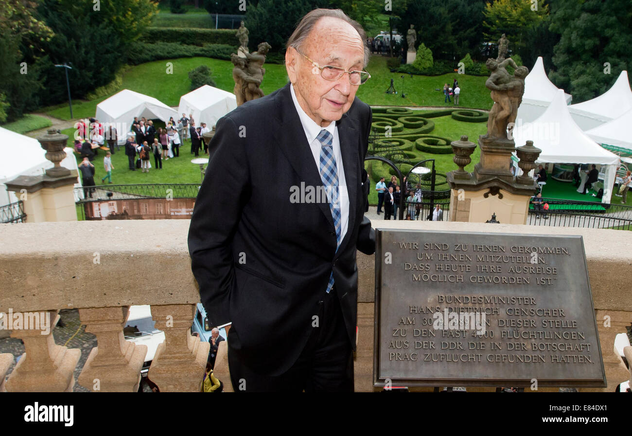Prague, Czech Republic. 30th Sep, 2014. Former Foreign Minister and Vice Chancellor of Germany from 1974 to 1992 Hans-Dietrich Genscher is seen on the balcony of the German embassy in Prague, Czech Republic, September 30, 2014. Hans-Dietrich Genscher attended the celebration of the 25th anniversary of the departure of thousands of refugees from Communist East Germany via the West German embassy in Prague to the West. © Vit Simanek/CTK Photo/Alamy Live News Stock Photo