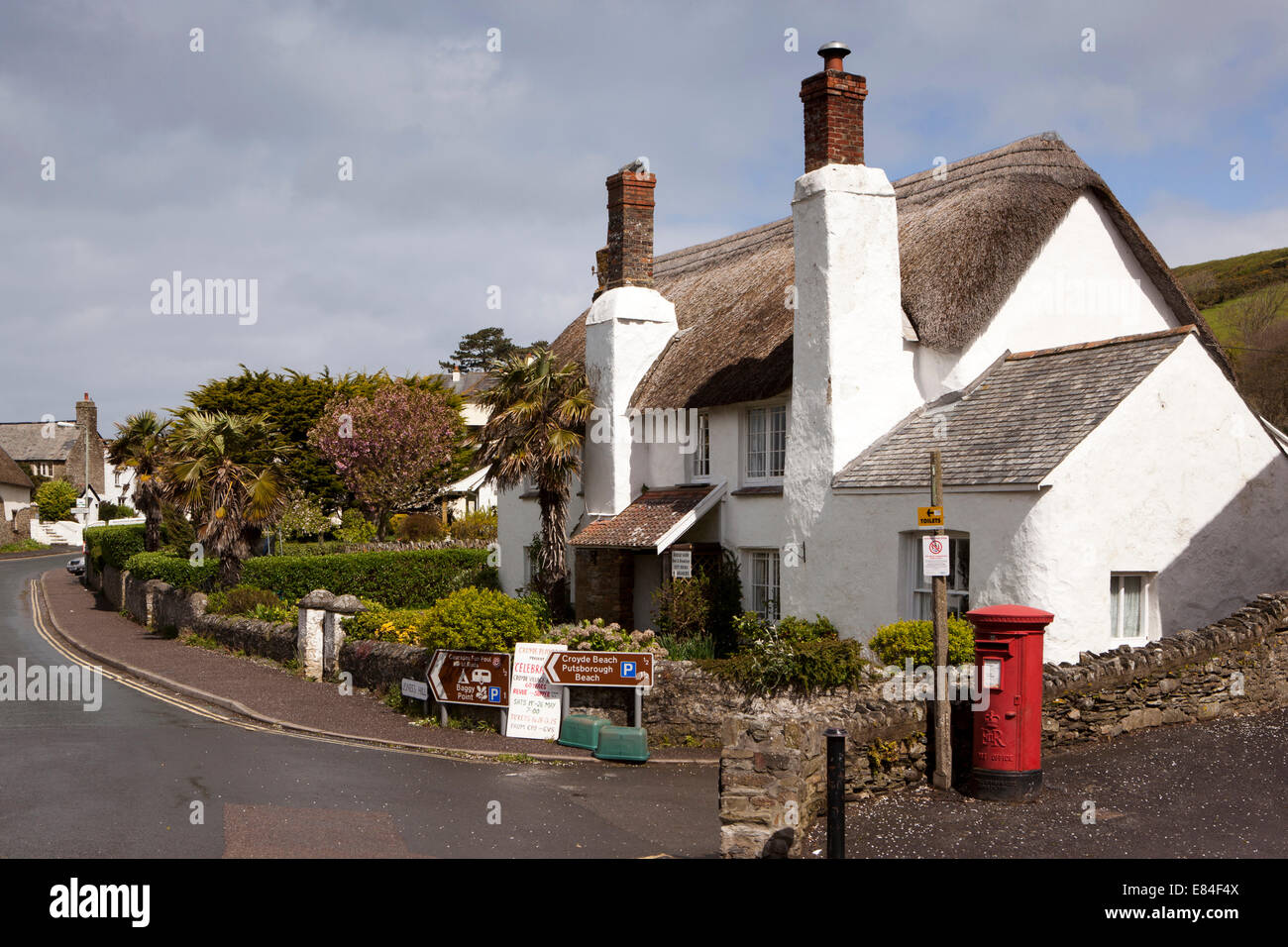 UK, England, Devon, Croyde village, Bridge Farm B&B traditional thatched cob house Stock Photo