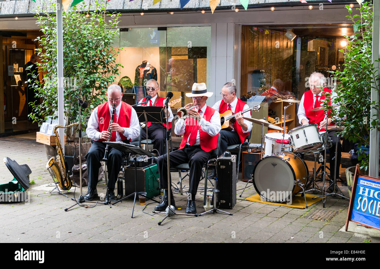 Dartington Devon England. A trad (traditional) jazz band play for shoppers at the Dartington Cider Festival. Stock Photo