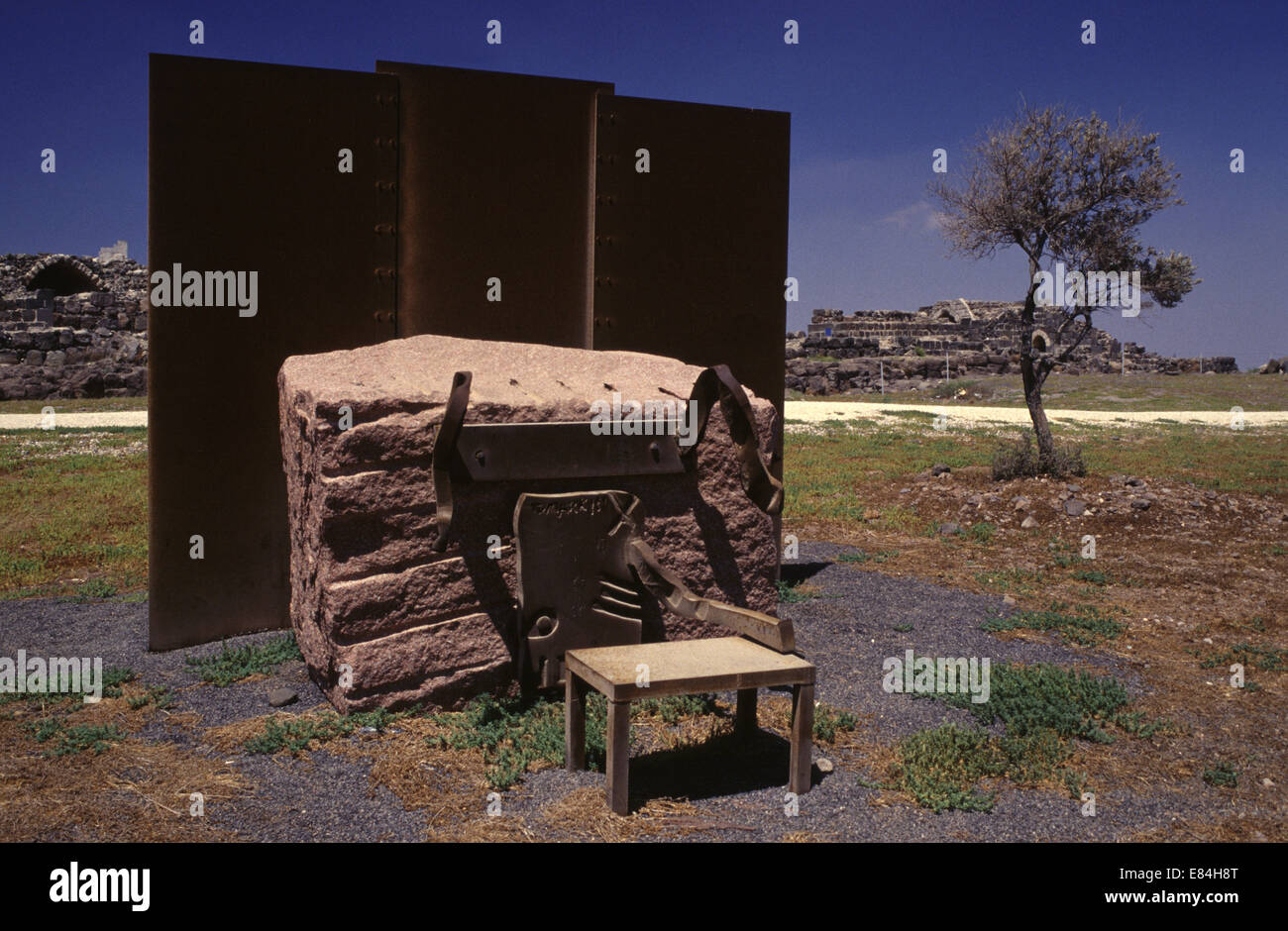 Art installation by Israeli artist Igael Tumarkin at the sculpture garden at Belvoir ( Kochav HaYarden ) crusader fortress in Belvoir National Park, situated on a hill 20 kilometres (12 mi) south of the Sea of Galilee, Israel Stock Photo