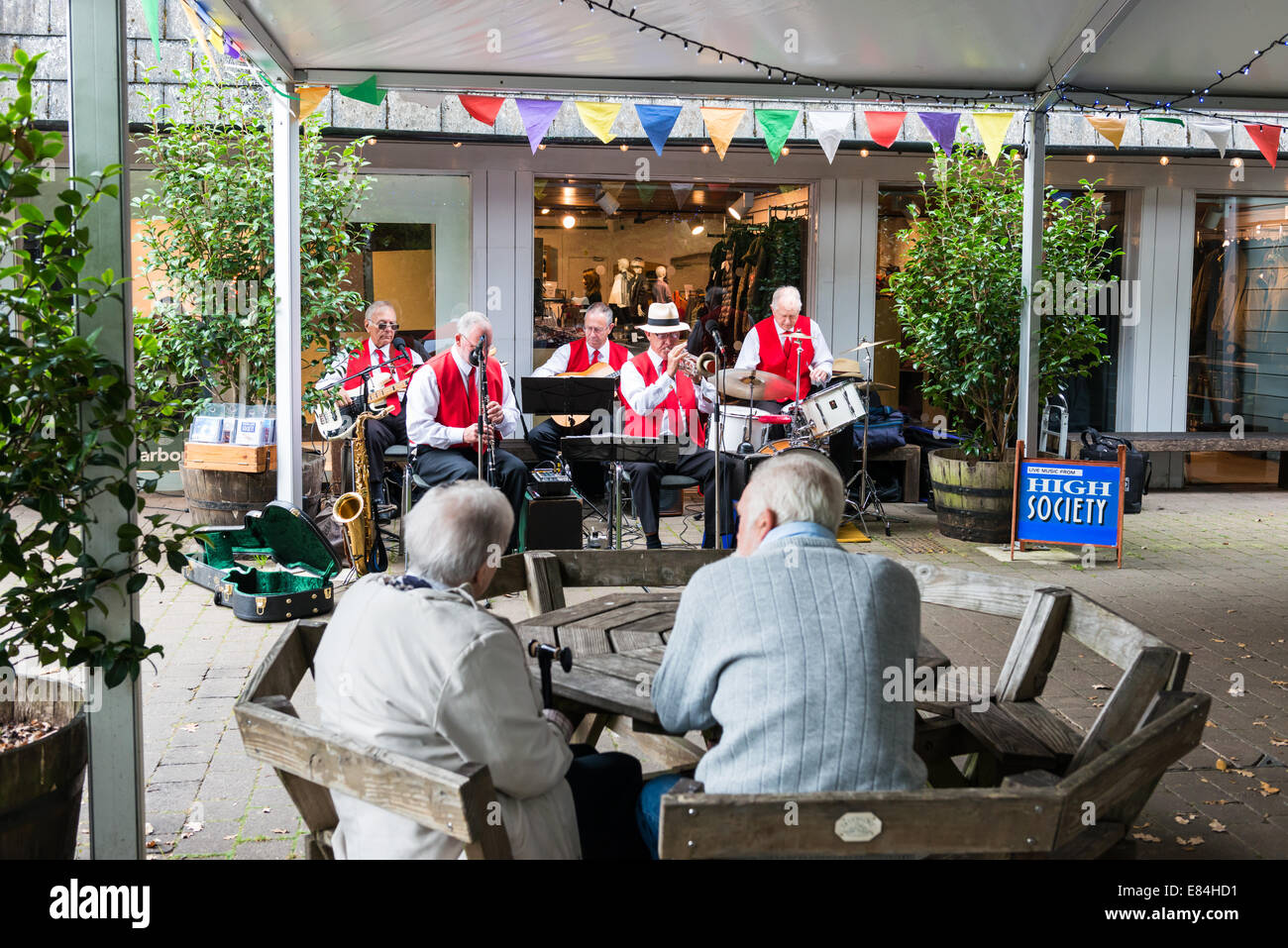 Dartington Devon England. A trad (traditional) jazz band play for shoppers at the Dartington Cider Festival. Stock Photo