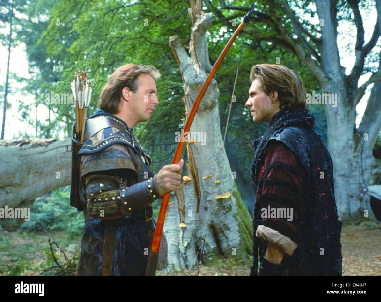 ROBIN HOOD : PRINCE OF THIEVES 1991 Warner Bros film with Kevin Costner at left and Christian Slater Stock Photo