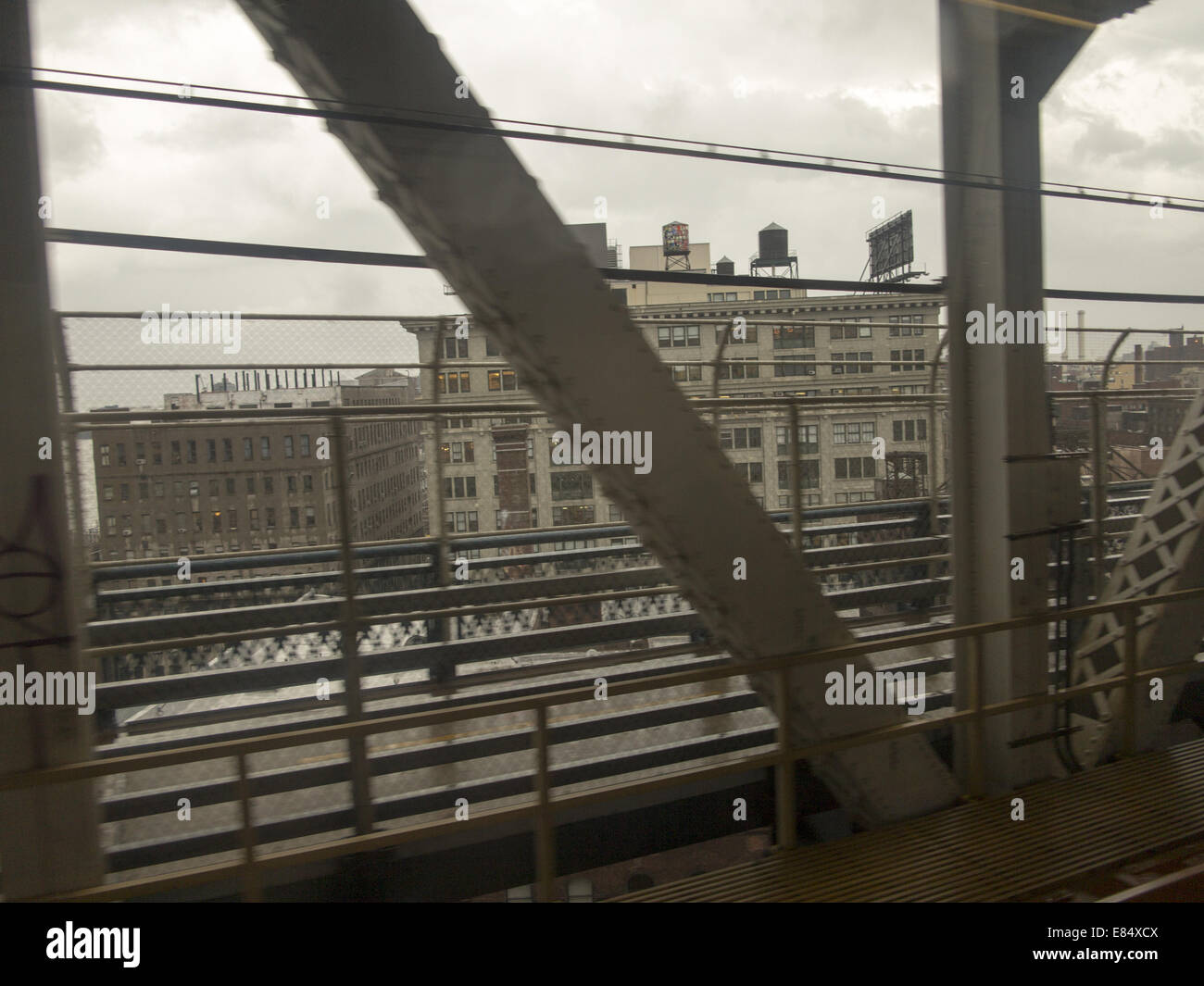 Train on brooklyn bridge hi-res stock photography and images - Alamy