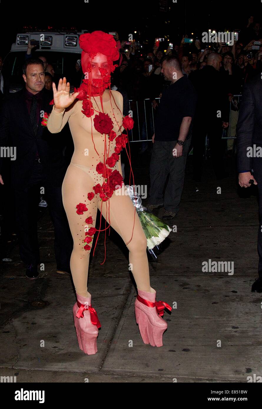 lady-gaga-arrives-in-style-to-perform-th