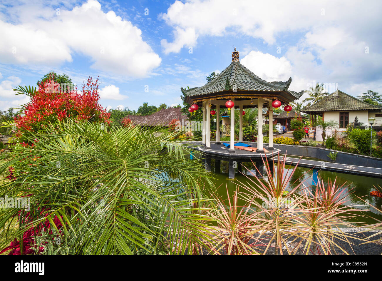 Gazebo in the garden hi-res stock photography and images - Alamy