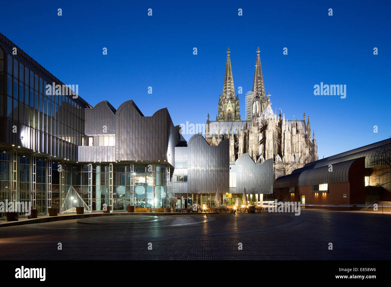 Museum Ludwig and Cologne Cathedral, Cathedral of Saint Peter and Paul, historic centre, Cologne, North Rhine-Westphalia Stock Photo