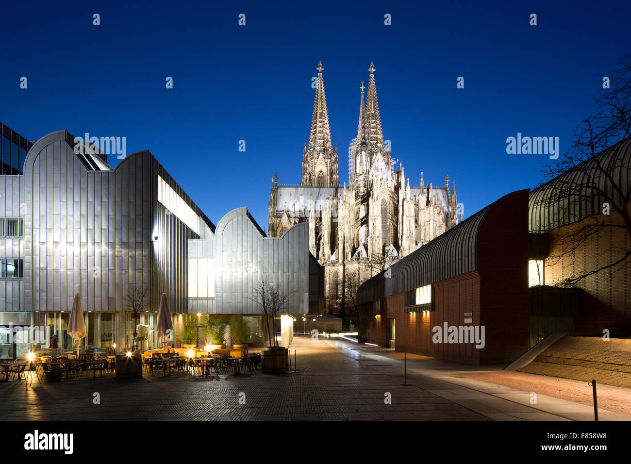 Museum Ludwig and Cologne Cathedral, Cathedral of Saint Peter and Paul, historic centre, Cologne, North Rhine-Westphalia Stock Photo