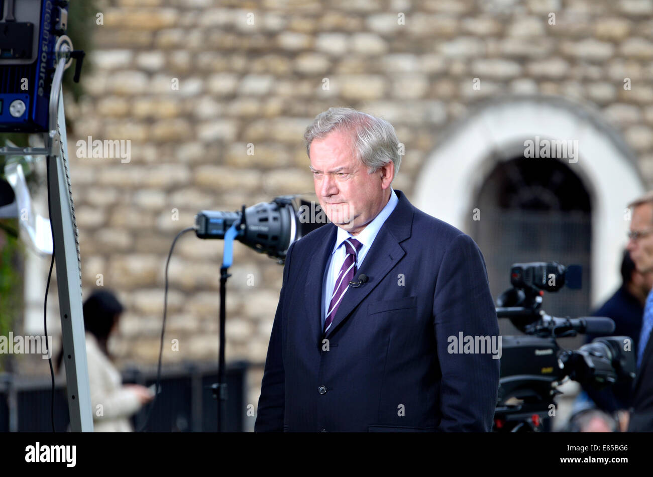 Robin Oakley OBE - former BBC political editor, now with CNN (2014)  broadcasting live from College Green, Westminster Stock Photo - Alamy
