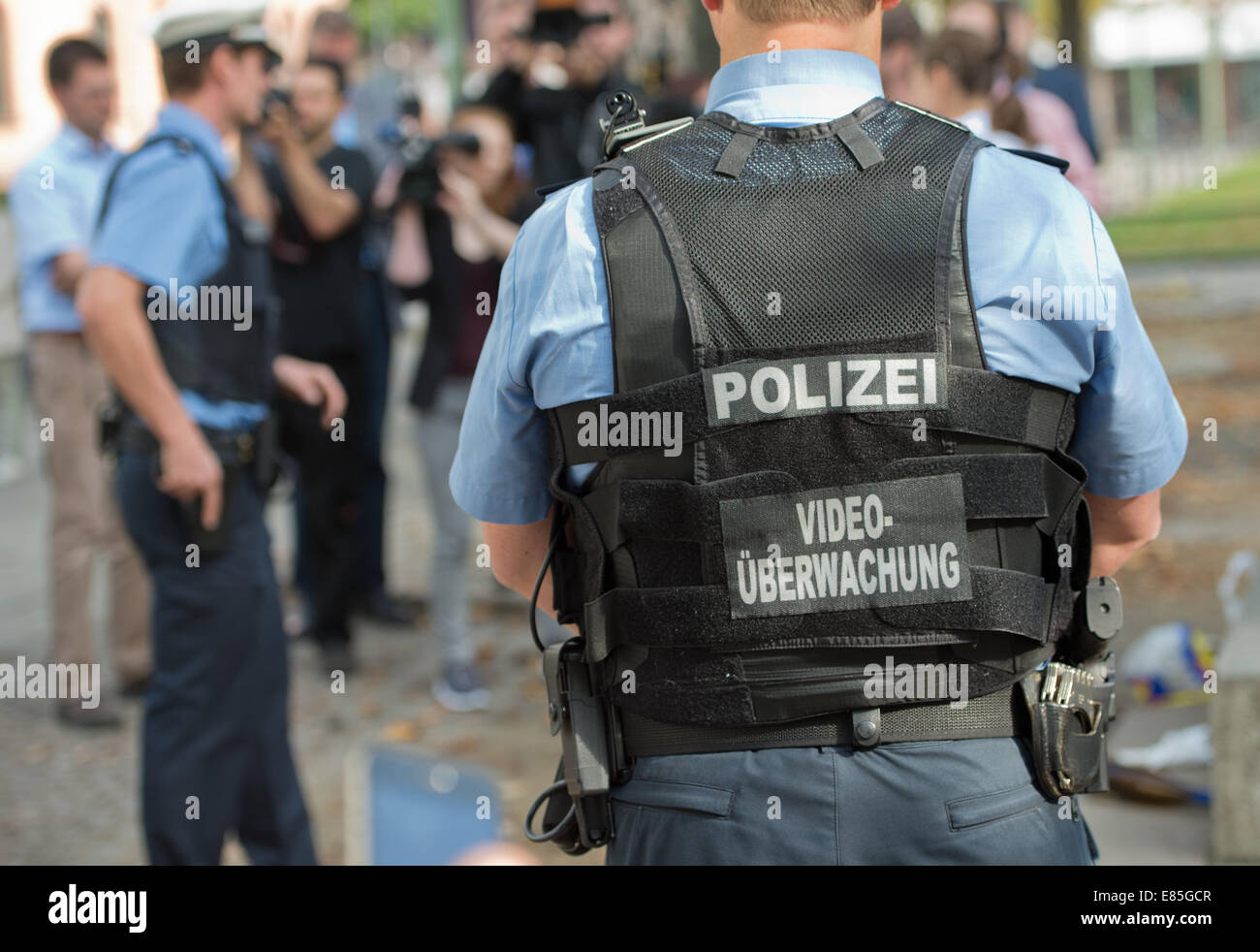 Frankfurt Main, Germany. 1st October, 2014. Police officers demonstrate ...