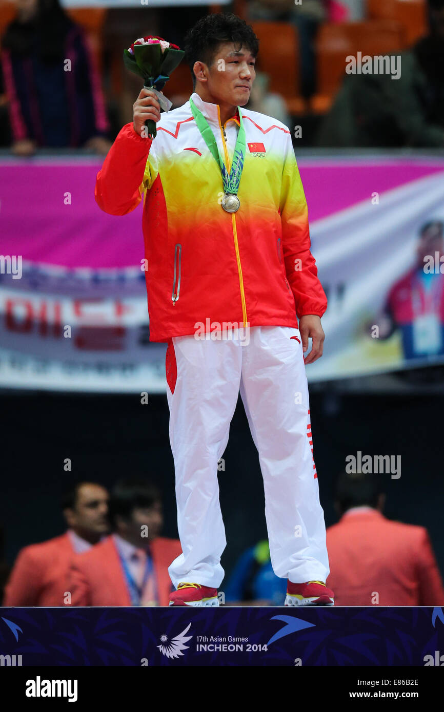 Incheon, South Korea. 1st Oct, 2014. Bronze medalist Peng Fei of China ...
