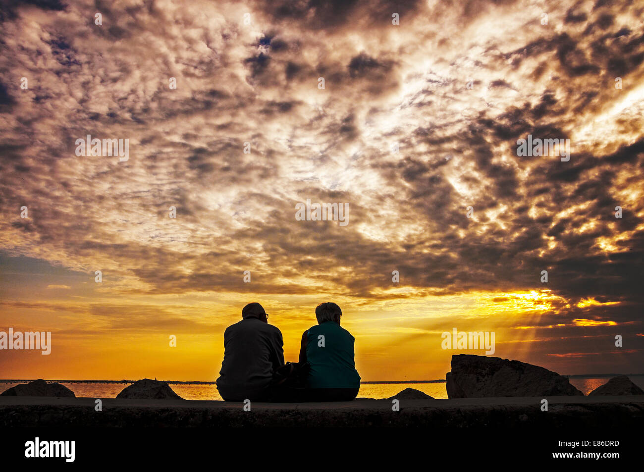 Old senior elderly couple silhouette hi-res stock photography and ...
