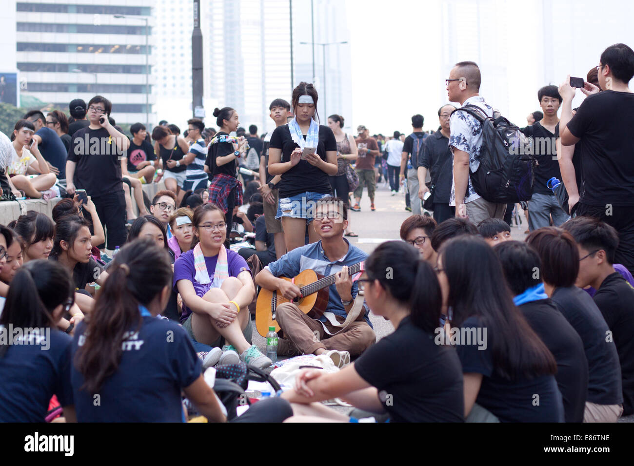 Hong Kong. 30th September, 2014. Person playing guitar.  Protests against decision by Beijing to offer Hong Kong voters, choice of candidates for Chief Executive in 2017 elections from approved list of candidates, rather than an open list. Credit:  SCWLee/Alamy Live News Stock Photo
