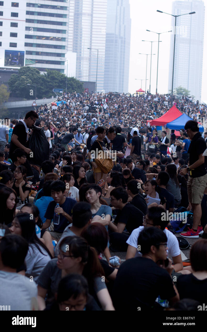 Hong Kong. 30th September, 2014. Crowds on the Connaught Road Central, Admiralty district.  Protests against decision by Beijing to offer Hong Kong voters, choice of candidates for Chief Executive in 2017 elections from approved list of candidates, rather than an open list. Credit:  SCWLee/Alamy Live News Stock Photo