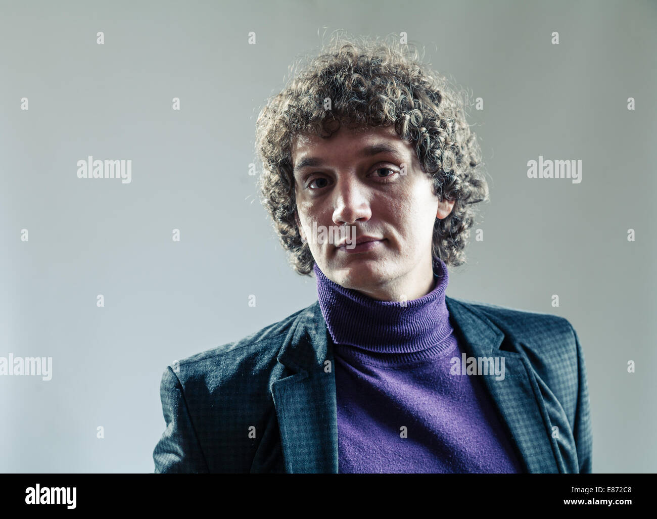 Head and shoulders hairstyle hi-res stock photography and images - Alamy