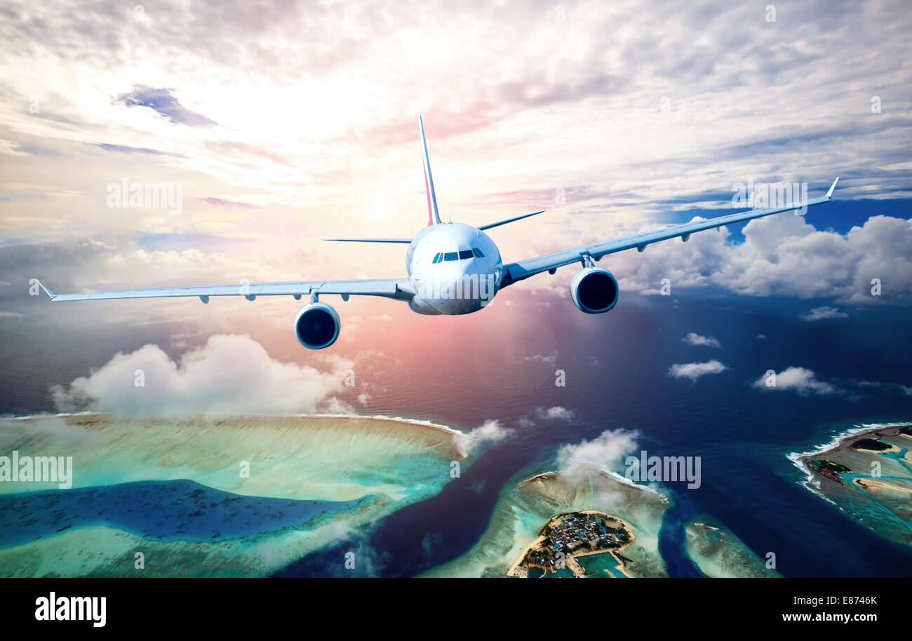 самолет в небе. самолет в небе. пассажирский самолет в небе. закат море самолет. самолет летит по горизонтали.