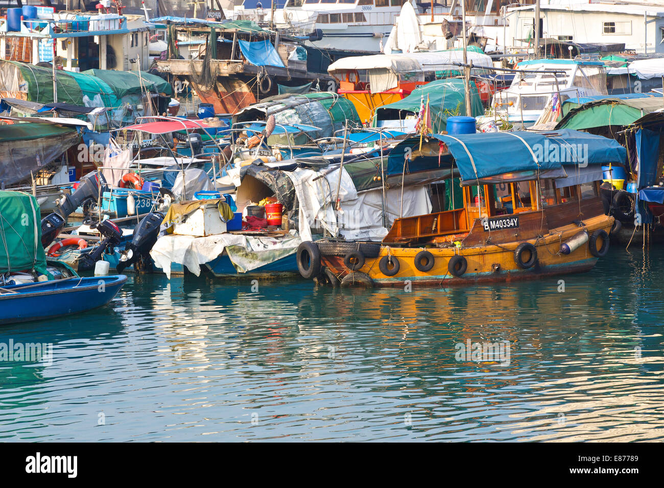 Boats Packed In Tight In The Floating Village. Causeway Bay Typhoon Shelter, Hong Kong Stock