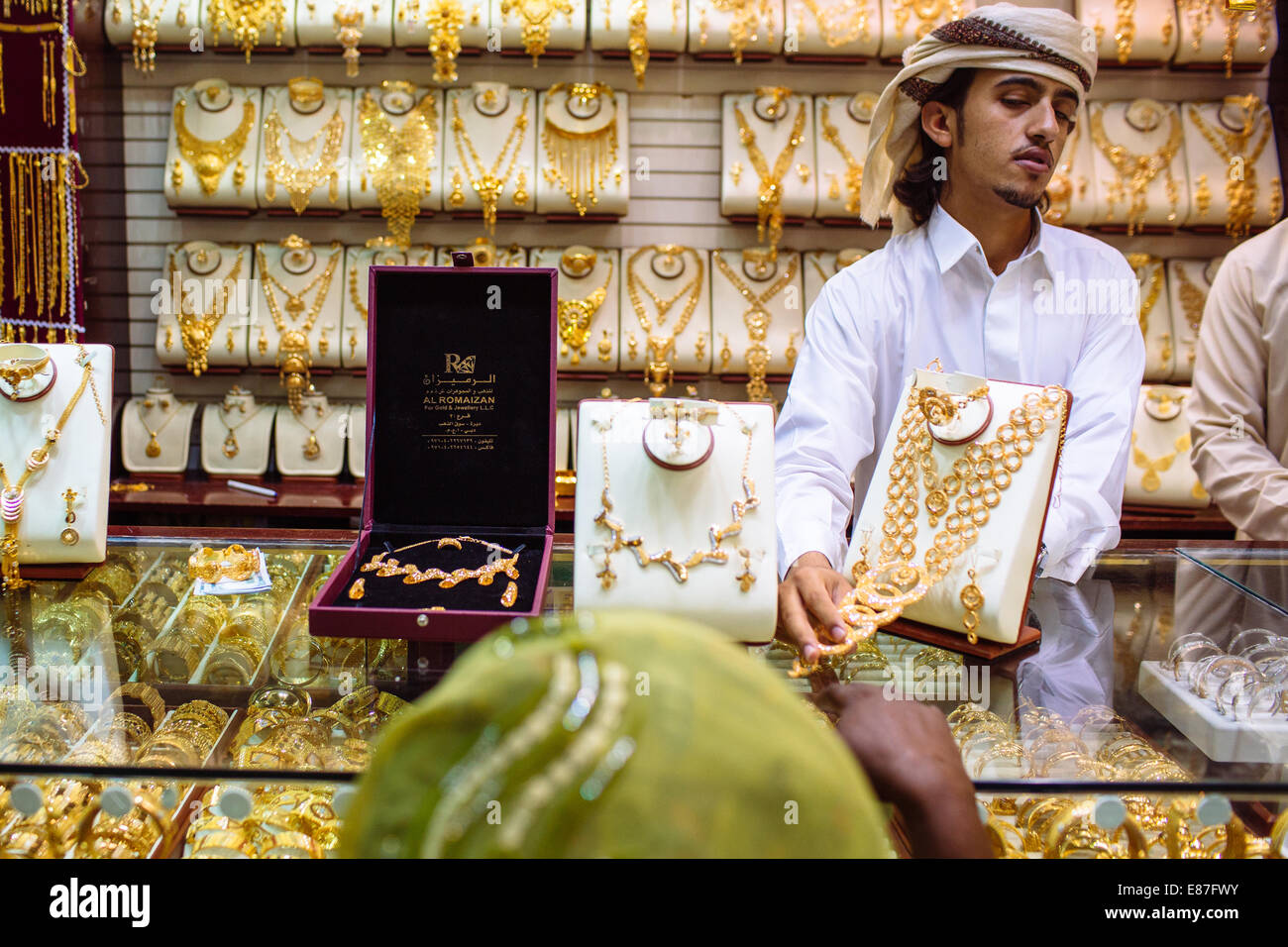Gold sellers showing nechlaces in Gold Souk shops in Deira, Dubai, UAE ...