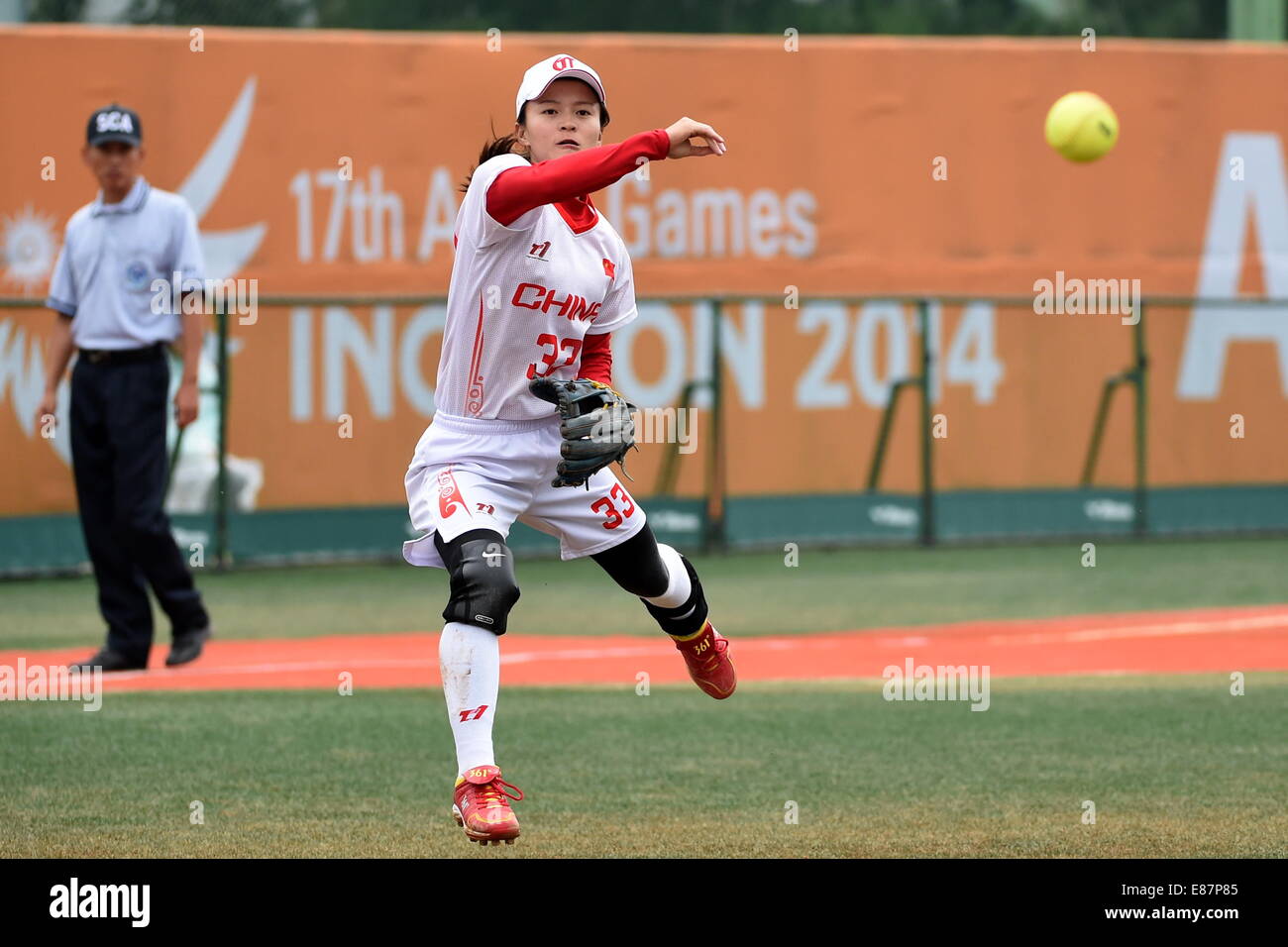 Incheon, South Korea. 2nd Oct, 2014. Li Huan of China throws the ball during the women's softball final against Chinese Taipei at the 17th Asian Games in Incheon, South Korea, Oct. 2, 2014. China lost 3-4 and got the bronze medal. © Gao Jianjun/Xinhua/Alamy Live News Stock Photo