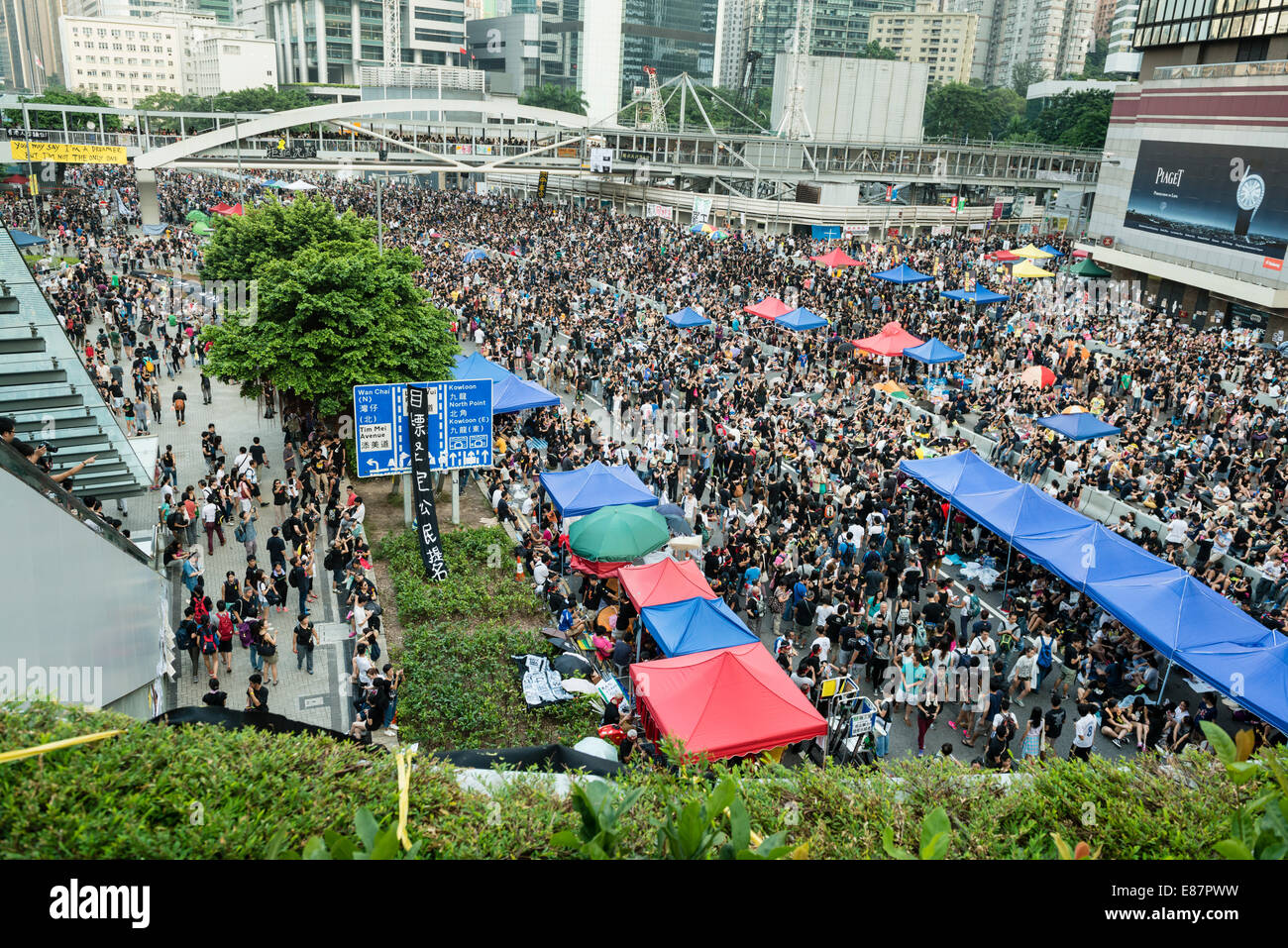 Hong Kong, China. 1st October, 2014.   Students and other supporters of the Occupy Central movement congregating around the government offices area at Tamar. All the roads in the area are blocked from traffic and public transport. Credit:  Kees Metselaar/Alamy Live News Stock Photo