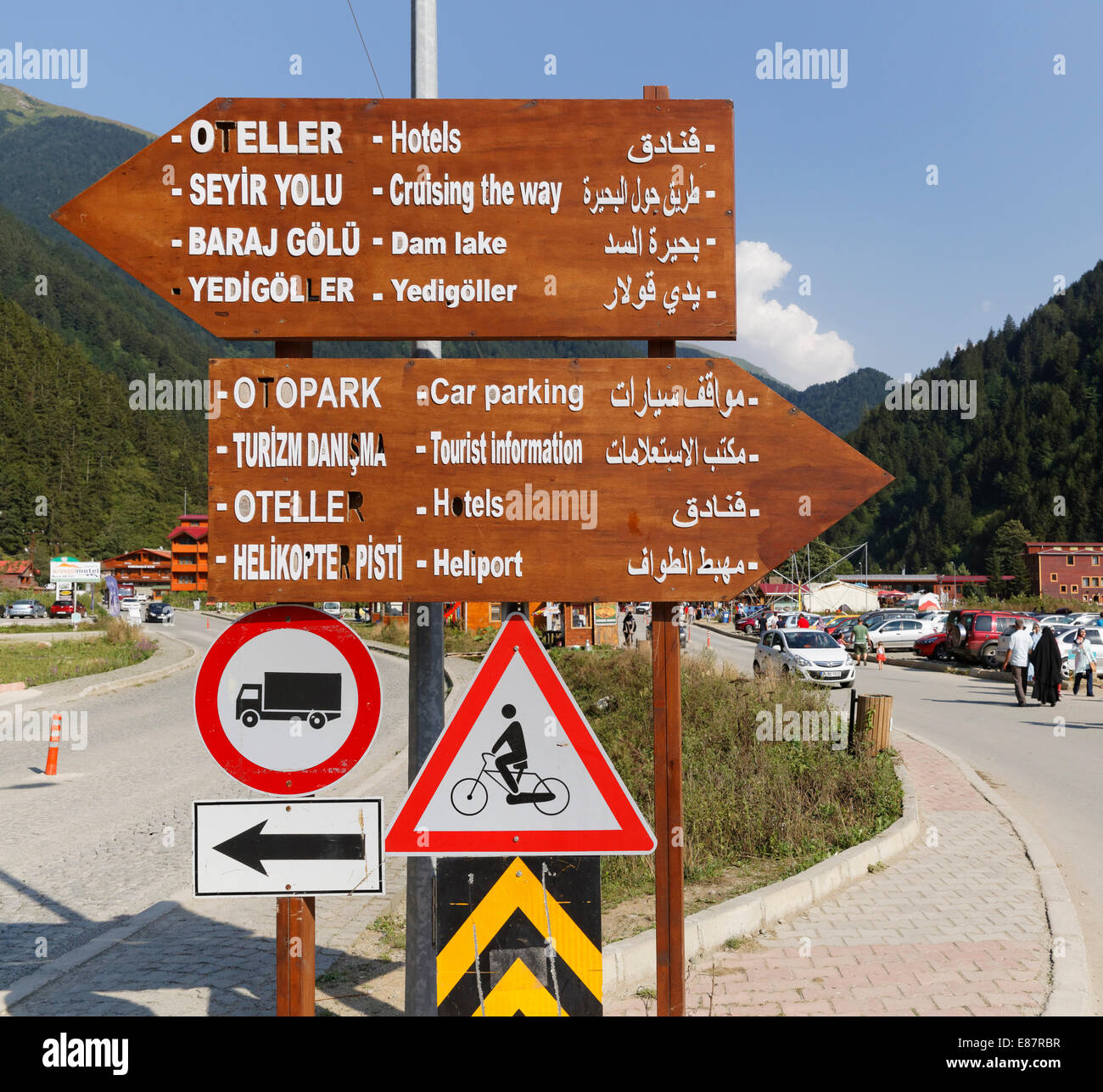 Trilingual guide, Turkish English Arabic, Uzungöl, Trabzon Province, Pontic Mountains, Black Sea Region, Turkey Stock Photo
