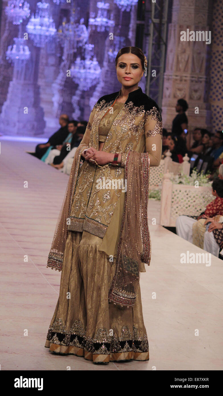 Lahore, Pakistan. 30th Sept, 2014. Models present the creation of