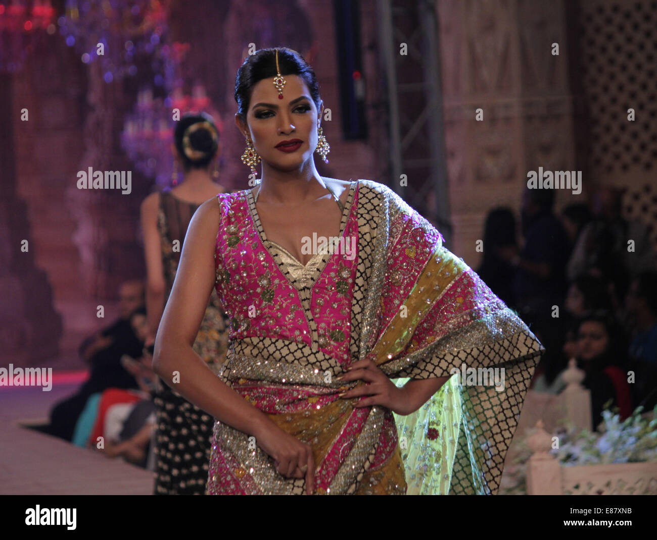 Lahore, Pakistan. 30th Sept, 2014. Models present the creation of