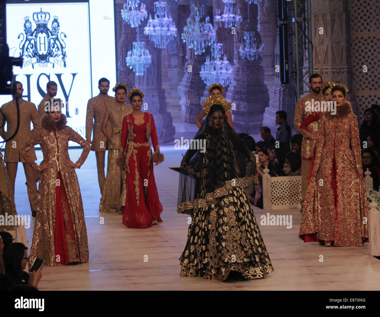 Lahore, Pakistan. 30th Sept, 2014. Models present the creation of