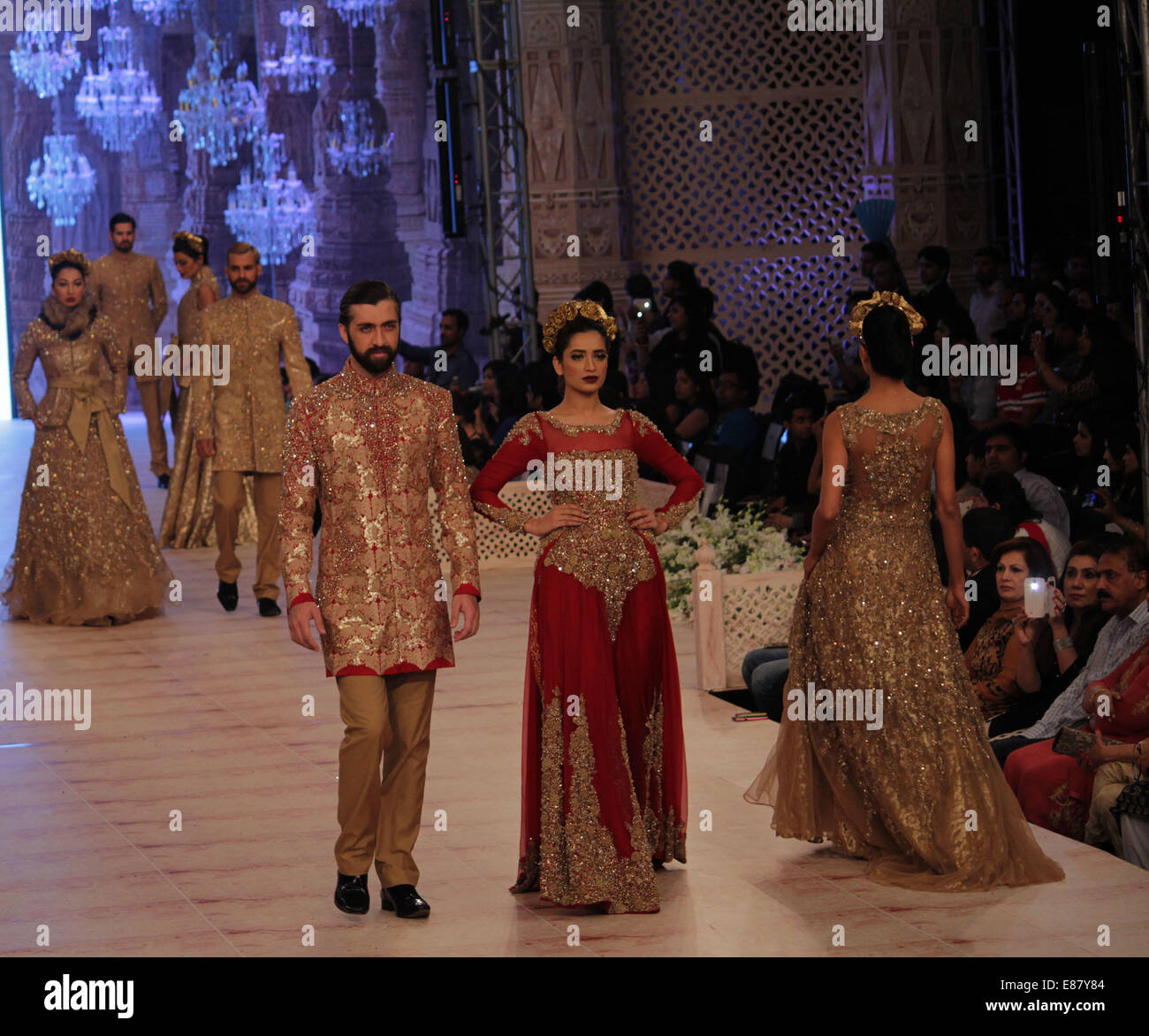 Lahore, Pakistan. 30th Sept, 2014. Models present the creation of