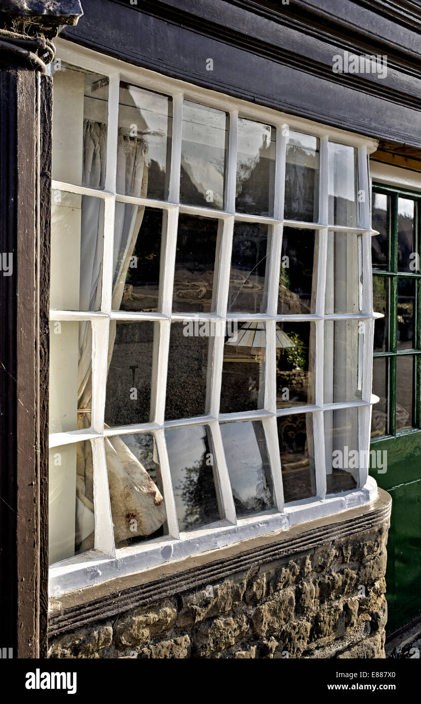 Crooked bow window. English Cotswold stone cottage Stock Photo Alamy