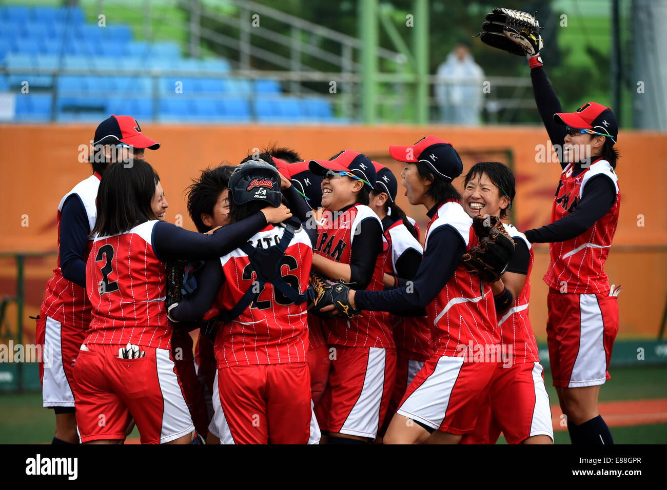 (141002) -- INCHEON, Oct. 2, 2014 (Xinhua) -- Players of Japan celebrate after the women's softball grand final match against Chinese Taipei at the 17th Asian Games in Incheon, South Korea, Oct. 2, 2014. Japan defeated Chinese Taipei 6-0 and claimed the title. (Xinhua/Gao Jianjun)(mcg) Stock Photo