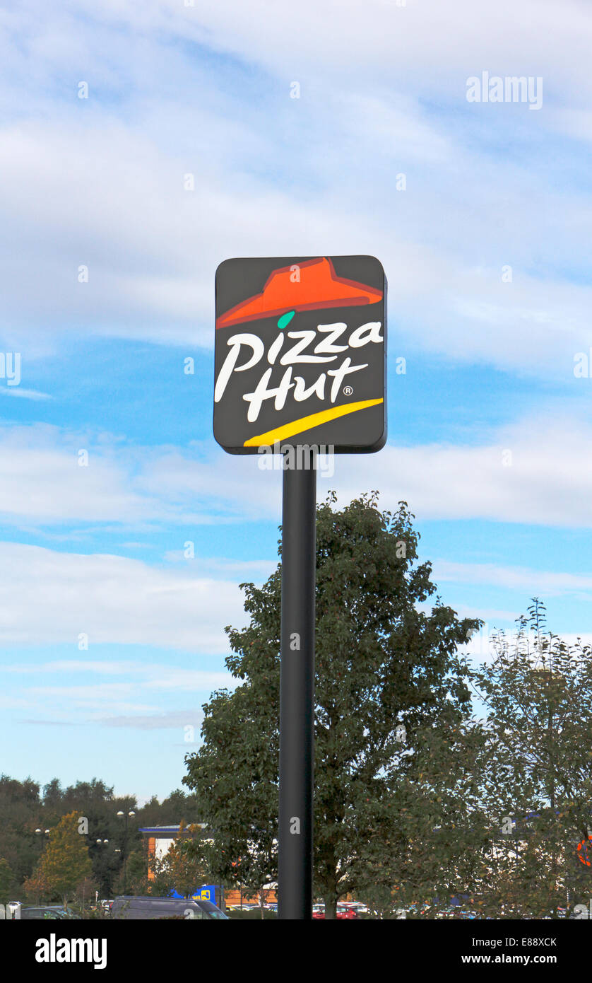 A sign locating a Pizza Hut at a Retail Park. Stock Photo
